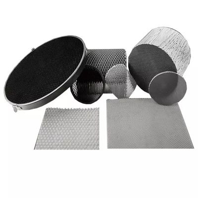 Permukaan halus Aluminium Honeycomb Ukuran sel yang disesuaikan Dari 1,04mm hingga 45mm