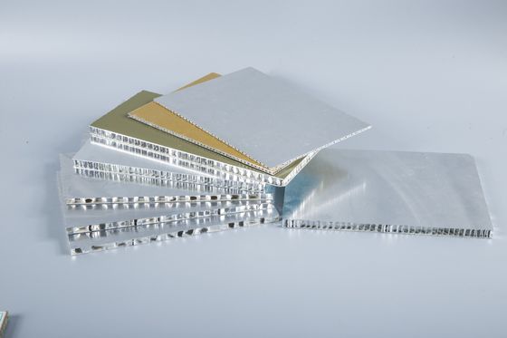 Ukuran Standar 1220 * 2440mm Panel Honeycomb Aluminium Untuk Bangunan