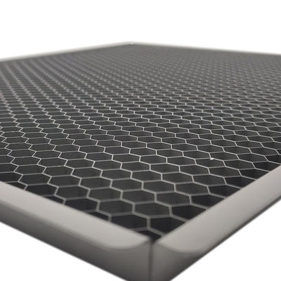 12mm Ketebalan Aluminium Honeycomb Grid Core Hitam Dengan Bingkai Digunakan Untuk Berbagai Lampu Isi LED
