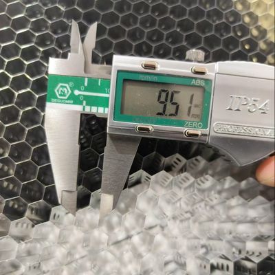 Lubang Pengeboran Slotted Aluminium Honeycomb Core Side Length 5.5mm