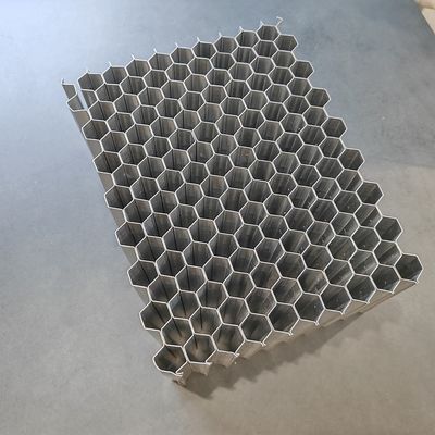 Dua Piece Adhesive Type Aluminium Honeycomb Core Digunakan Dalam Deformable Crash Test Barrier