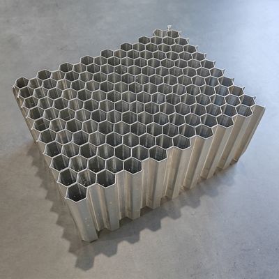 Dua Piece Adhesive Type Aluminium Honeycomb Core Digunakan Dalam Deformable Crash Test Barrier